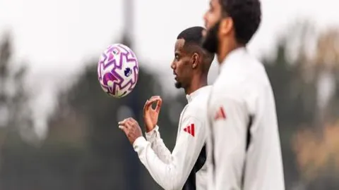 “舞动擂台：格斗英雄翩翩起舞，观众惊呼不已！”